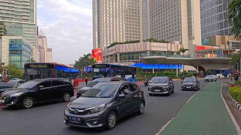 Situasi lalu lintas di kawasan Bundaran HI, Jakarta Pusat jelang kepulangan Paus Fransiskus, Jumat (6/9). Foto: Fadlan Nuril Fahmi/kumparan