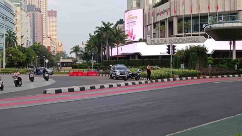 Situasi lalin di kawasan Bundaran HI, Jakarta Pusat jelang kepulangan Paus Fransiskus, Jumat (6/9). Foto: Fadlan Nuril Fahmi/kumparan