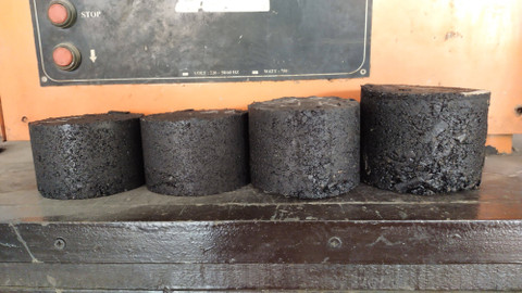 Padatan aspal yang telah ditambahkan dengan filter rokok enkapsulasi hasil penelitian Kornelius Sofinner Ndruru, mahasiswa Departemen Teknik Infrastruktur Sipil ITS.