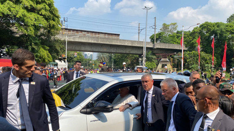 Pemimpin Takhta Suci Vatikan Paus Fransiskus memberikan rosario kepada warga yang menyambut kepulangan paus dari Kedubes Vatikan, Gambir, Jakarta, Jumat (6/9/2024). Foto: Abid Raihan/kumparan