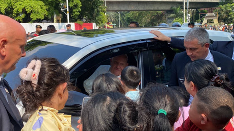 Pemimpin Takhta Suci Vatikan Paus Fransiskus memberikan rosario kepada warga yang menyambut kepulangan paus dari Kedubes Vatikan, Gambir, Jakarta, Jumat (6/9/2024). Foto: Abid Raihan/kumparan