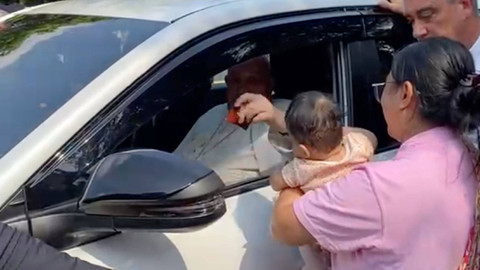 Pemimpin Takhta Suci Vatikan Paus Fransiskus memberikan rosario kepada warga yang menyambut kepulangan paus dari Kedubes Vatikan, Gambir, Jakarta, Jumat (6/9/2024). Foto: Abid Raihan/kumparan