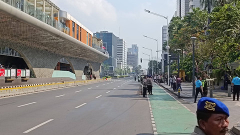 Petugas kepolisian mulai berjaga jelang Pemimpin Takhta Suci Vatikan Paus Fransiskus melintas di kawasan Bundaran HI, Jakarta, Jumat (6/9/2024). Foto: Fadlan Nuril Fahmi/kumparan
