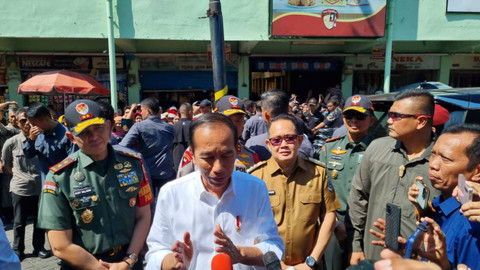 Presiden Jokowi di Pasar Soponyono Surabaya, Jumat (6/9/2024).  Foto: Farusma Okta Verdian/kumparan