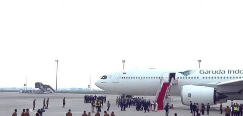 Pesawat Garuda Indonesia seri GA 7780 yang membawa Pemimpin Takhta Suci Vatikan Paus Fransiskus menuju Timor Leste, Jumat (6/9/2024). Foto: Dok. kumparan