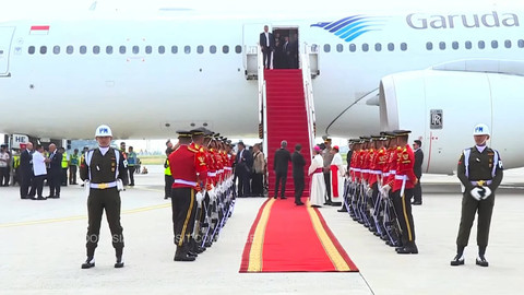 Sejumlah prajurit berjaga di sekitar pesawat seri GA 7780 yang membawa Pemimpin Takhta Suci Vatikan Paus Fransiskus di Terminal VIP Bandara 3 Soekarno Hatta, Tangerang, Banten, Jumat (6/9/2024). Foto: Youtube/Komsos KWI