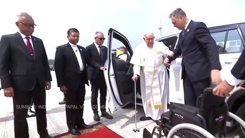 Pemimpin Takhta Suci Vatikan Paus Fransiskus usai kunjungannya ke Indonesia saat tiba di Terminal VIP Bandara 3 Soekarno Hatta, Tangerang, Banten, Jumat (6/9/2024). Foto: Youtube/ Komsos KWI