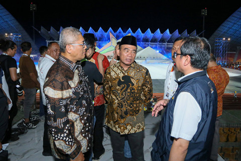 Menteri Koordinator Bidang Pembangunan Manusia dan Kebudayaan (PMK) Muhadjir Effendy (kiri) menyapa para penari kolosal saat meninjau persiapan upacara pembukaan PON XXI Aceh-Sumut 2024 di Stadion Harapan Bangsa, Banda Aceh, Aceh, Kamis (5/9/2024). Foto: Khalis Surry/ANTARA FOTO