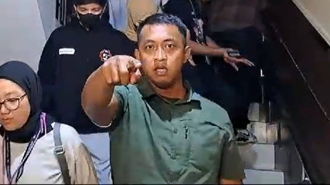 Bodyguard Atta Halilintar (baju hijau) mengancam wartawan di Polres Jakarta Selatan. Foto: Dok. Istimewa