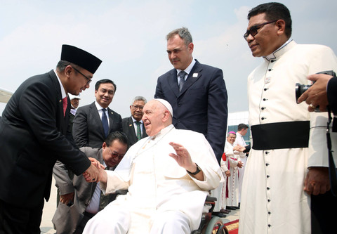 Pemimpin Takhta Suci Vatikan Paus Fransiskus (tengah) berjabat tangan dengan Menteri Agama Yaqut Cholil Qoumas (kiri) sebelum meninggalkan Indonesia di Bandara Internasional Soekarno Hatta, Tangerang, Banten, Jumat (6/9/2024). Foto: Muhammad Iqbal/ANTARA FOTO