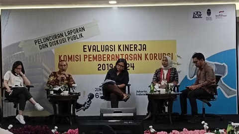 Wakil Ketua KPK Alexander Marwata, Dosen STHI Jentera, Koordinator Antikorupsi UNODC Bivitri Susanti, Peneliti ICW Putri Wijayanti, Kurnia Ramadhana dalam Evaluasi Kinerja KPK Periode 2019-2024 di Mangkuluhur Artotel Suites, Gatot Subroto, Jakarta. Foto: Fadlan Nuril Fahmi/kumparan