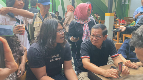 Bacagub Pramono Anung mendengarkan aspirasi anak muda selama makan sore di Gacoan Kemang, Jakarta Selatan, Jumat (6/9/2024). Foto: Alya Zahra/Kumparan