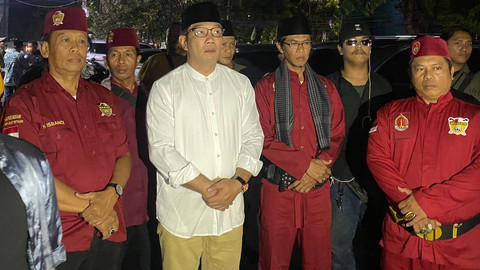 Ridwan Kamil sampai di kantor Badan Musyawarah Betawi, Jatinegara, Jakarta Timur, disambut dengan palang pintu pada Jumat (6/9). Foto: Abid Raihan/kumparan