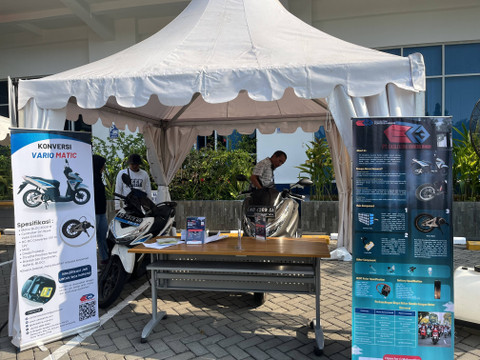Seorang pengunjung melihat pameran untuk bengkel konversi motor listrik di Fakultas Teknik Univesitas Dipongero. Foto: Intan Alliva/kumparan