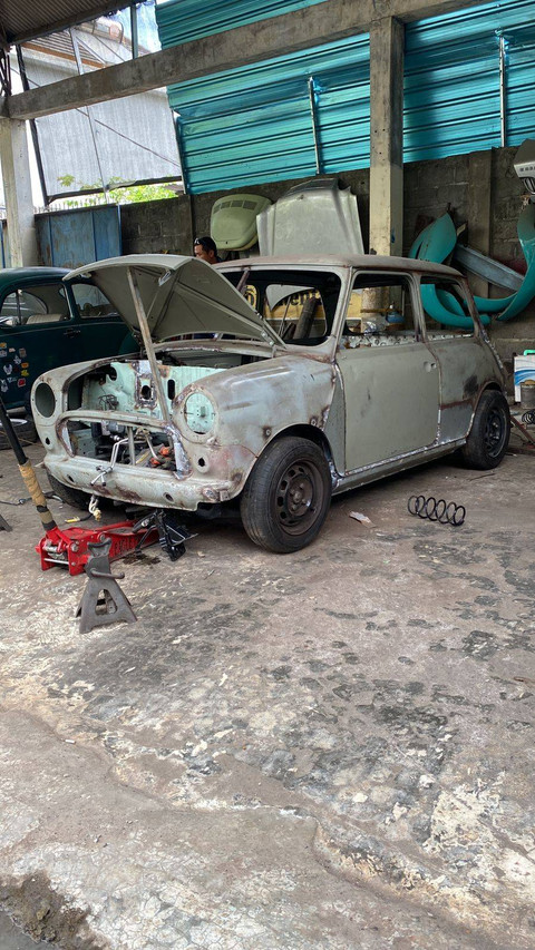 Proses pembuatan MINI Morris listrik dari bahan Wuling Air EV garapan VolksWorks Bali. Foto: Dok.VolksWorks Bali