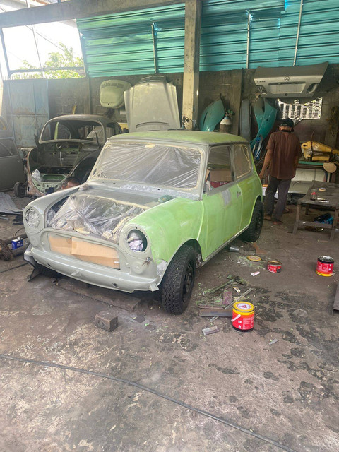 Proses pembuatan MINI Morrislistrik dari bahan Wuling Air EV garapan VolksWorks Bali. Foto: Dok.VolksWorks Bali