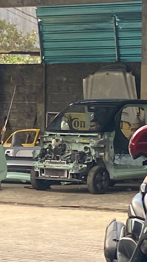 Proses pembuatan MINI Morrislistrik dari bahan Wuling Air EV garapan VolksWorks Bali. Foto: Dok.VolksWorks Bali
