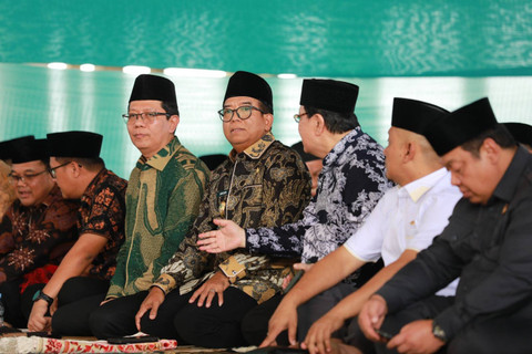 Suasana sholat jum'at perdana Pj. Gubernur Lampung Samsudin bersama jajaran Forkopimda, pejabat tinggi provinsi, serta masyarakat setempat di Masjid Al-Hijrah, Kota Baru | Foto : Adpim