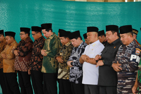 Suasana sholat jum'at perdana Pj. Gubernur Lampung Samsudin bersama jajaran Forkopimda, pejabat tinggi provinsi, serta masyarakat setempat di Masjid Al-Hijrah, Kota Baru | Foto : Adpim