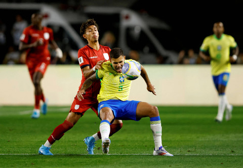 Pemain Brazil Bruno Guimaraes berduel dengan pemain Ecuador Jeremy Sarmiento pada pertandingan Kualifikasi Piala Dunia 2026 zona Conmebol di Stadion Estadio Antonio Couto Pereira, Curitiba, Brazil, Sabtu (7/9/2024).  Foto: Rodolfo Buhrer/Reuters