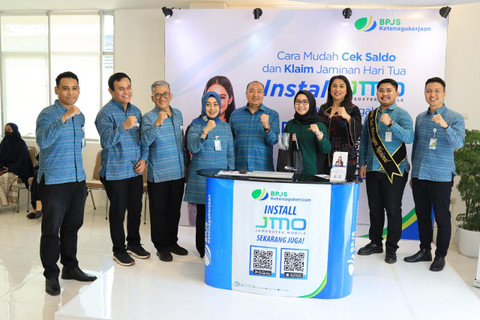 Ketua Dewan Pengawas BPJS Ketenagakerjaan Muhammad Zuhri (tengah) pada booth layanan di kantor cabang dalam mendorong peserta memanfaatkan Aplikasi Jamsostek Mobile (JMO). Foto: Dok. BPJS Ketenagakerjaan