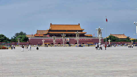 Sejumlah pengujung melintas di Tiananmen Square, Cina, Sabtu (7/9/2024). Foto: Nadia Jovita Injilia Riso/kumparan