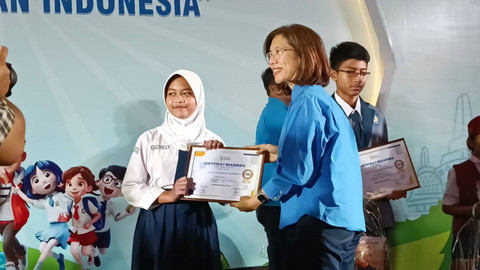 Seremoni penyerahan beasiswa Koperasi Astra 2024 dengan tema 'Prestasi untuk Hari Ini dan Masa Depan Indonesia' di Gedung Sasana Utomo, Taman Mini Indonesia Indah, Jakarta Timur, Sabtu (7/9/2024).  Foto: Fadlan Nuril Fahmi/kumparan