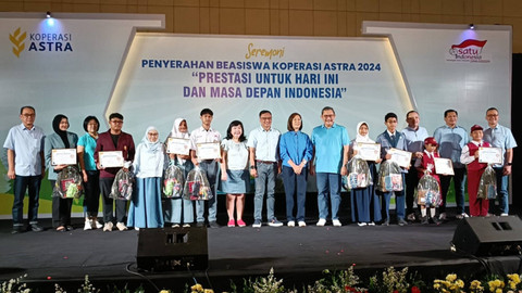 Seremoni penyerahan beasiswa Koperasi Astra 2024 dengan tema 'Prestasi untuk Hari Ini dan Masa Depan Indonesia' di Gedung Sasana Utomo, Taman Mini Indonesia Indah, Jakarta Timur, Sabtu (7/9/2024).  Foto: Fadlan Nuril Fahmi/kumparan
