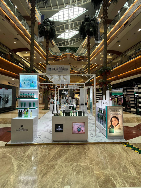 Rene Furterer menggelar eksibisi di Main Atrium PIM 2 Jakarta untuk memperkenalkan kembali Astera Head Spa Soothing Concentrate dalam formulasi baru. Foto: Dok. Rene Furterer