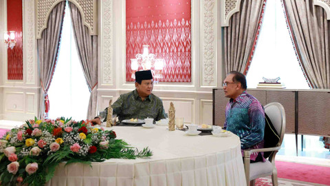 Menteri Pertahanan RI sekaligus presiden terpilih 2024-2029 Prabowo Subianto menemui Perdana Menteri Malaysia Anwar Ibrahim, di Malaysia, Sabtu (7/9). Foto: Dok. Istimewa