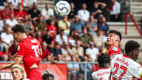 Mees Hilgers (kanan-merah) saat bela FC Twente kontra FC Salzburg dalam Kualifikasi Liga Champions di Grolsch Veste Stadium, Enschede, pada 13 Agustus 2024. Foto: Vincent Jannink / AFP