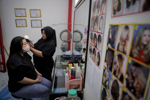Warga binaan Lapas Perempuan kelas IIB Jambi saat pelatihan kerja salon, Jumat (6/9/2024). Foto: Jamal Ramadhan/kumparan