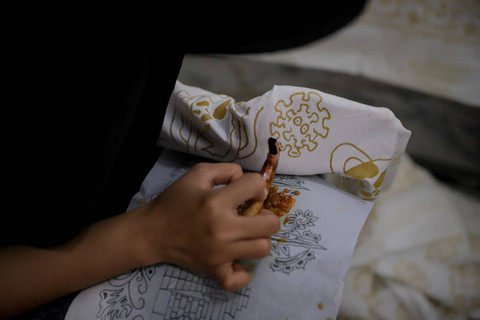 Warga binaan Lapas Perempuan kelas IIB Jambi sibuk menggambar batik, Jumat (6/9/2024). Foto: Jamal Ramadhan/kumparan