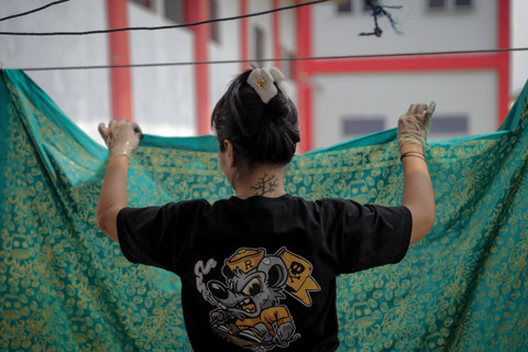 Warga binaan Lapas Perempuan kelas IIB Jambi saat mengerjakan pewarnaan batik, Jumat (6/9/2024). Foto: Jamal Ramadhan/kumparan