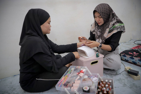 Kesibukan unit pelatihan kerja 'nail art' warga binaan Lapas Perempuan kelas IIB Jambi, Jumat (6/9/2024). Foto: Jamal Ramadhan/kumparan