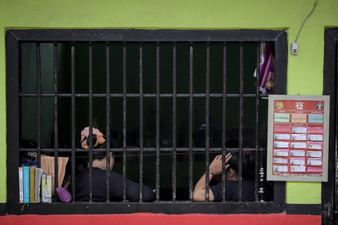 Warga binaan Lapas Perempuan kelas IIB Jambi saat di dalam ruangan penjara, Jumat (6/9/2024). Foto: Jamal Ramadhan/kumparan