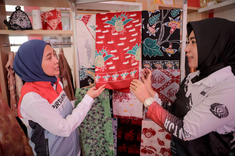 Community Development Officer Pertamina bersama Kasi Binadik Lapas Perempuan Kelas IIB Jambi, Ria Rachmawati saat memilih batik yang sudah jadi, Jumat (6/9/2024). Foto: Jamal Ramadhan/kumparan