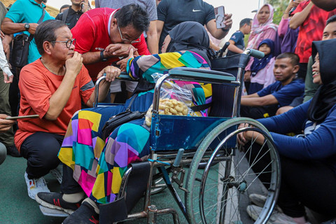 Bacagub dan Bacawagub Jakarta Pramono Anung-Rano Karno menyapa warga saat car free day (CFD) di Bundaran HI, Jakarta, Minggu (8/9/2024). Foto: Iqbal Firdaus/kumparan