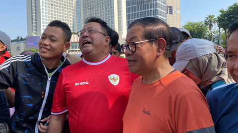 Bacagub dan Bacawagub Jakarta, Pramono Anung-Rano Karno menyapa warga saat car free day (CFD) di Bundaran HI, Jakarta, Minggu (8/9/2024). Foto: Abid Raihan/kumparan