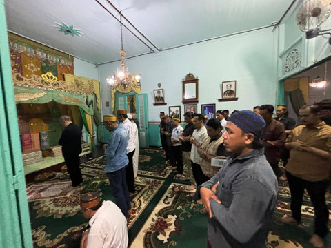 Sutarmidji menjadi imam salat magrib saat berkunjung ke Istana Amantubillah Kesultanan Mempawah. Foto: Dok. Istimewa