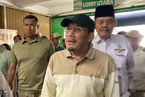 Bakal Calon Wakil Gubernur Jakarta Suswono berkunjung ke Pasar Kramat Jati, Jakarta Timur, Minggu (8/9/2024). Foto: Alya Zahra/Kumparan