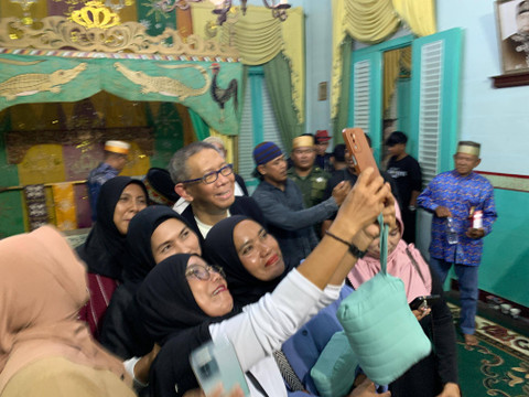 Masyarakat Mempawah saat berswafoto bersama bakal calon Gubernur Kalbar, Sutarmidji. Foto: Dok. Istimewa