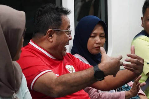 Bacawagub Jakarta Rano Karno berbincang dengan warga saat menaiki MRT Jakarta, Minggu (8/9/2024). Foto: Instagram/@si.rano