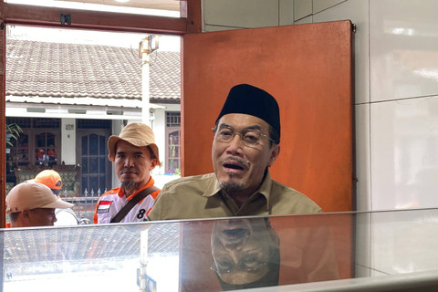 Bakal Calon Wakil Gubernur Jakarta, Suswono makan siang di Warteg Subsidi Bahari, Jakarta Selatan, Minggu (8/9/2024). Foto: Alya Zahra/Kumparan