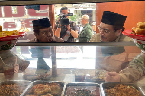 Bakal Calon Wakil Gubernur Jakarta, Suswono makan siang di Warteg Subsidi Bahari, Jakarta Selatan, Minggu (8/9/2024). Foto: Alya Zahra/Kumparan