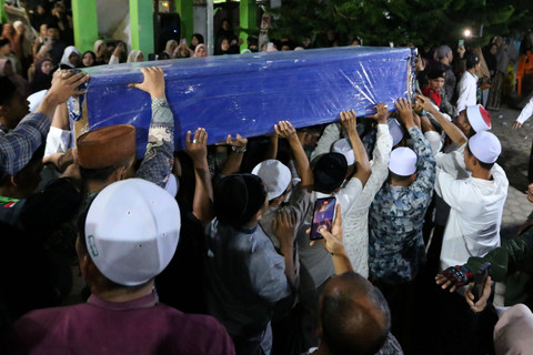 Warga mengangkat peti jenazah ulama karismatik Aceh Tgk Muhammad Yusuf A Wahab saat tiba di Dayah Babussalam Al Aziziyah Jeunieb, Kabupaten Bireuen, Aceh, Minggu (8/9/2024). Foto: Ampelsa/ANTARA FOTO 