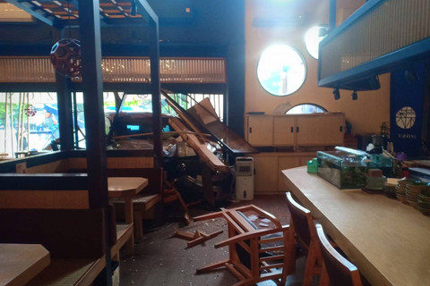 Sebuah mobil tabrak Restoran Okuzono di Senopati, Kebayoran Baru, Jakarta Selatan pada Minggu (8/9/2024). Foto: Polda Metro Jaya