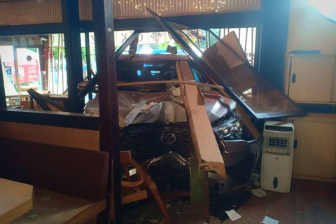 Sebuah mobil tabrak Restoran Okuzono di Senopati, Kebayoran Baru, Jakarta Selatan pada Minggu (8/9/2024). Foto: Polda Metro Jaya