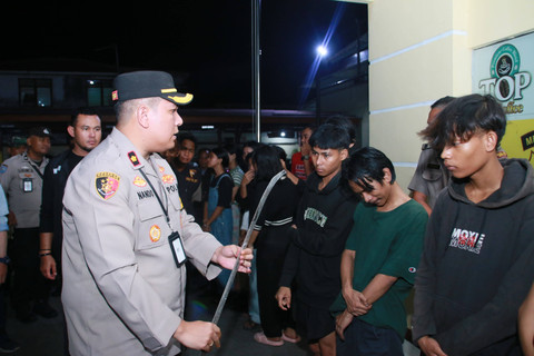 Polisi tangkap belasan remaja nongkrong yang membawa senjata tajam di Jakarta Utara. Foto: Dok. Istimewa