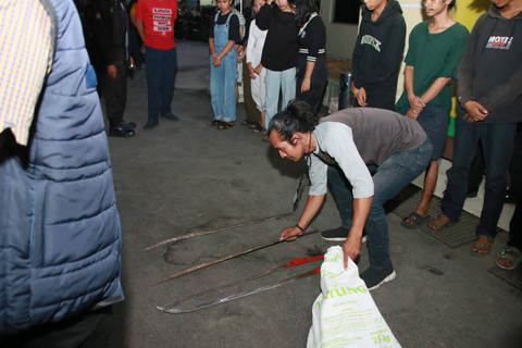 Polisi tangkap belasan remaja nongkrong yang membawa senjata tajam di Jakarta Utara. Foto: Dok. Istimewa